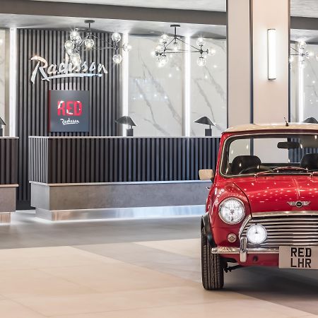 Отель Radisson Red London Heathrow Хармондсворт Экстерьер фото Reception of the hotel