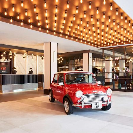 Отель Radisson Red London Heathrow Хармондсворт Экстерьер фото Radisson Red