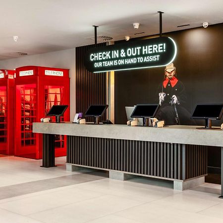 Отель Radisson Red London Heathrow Хармондсворт Экстерьер фото