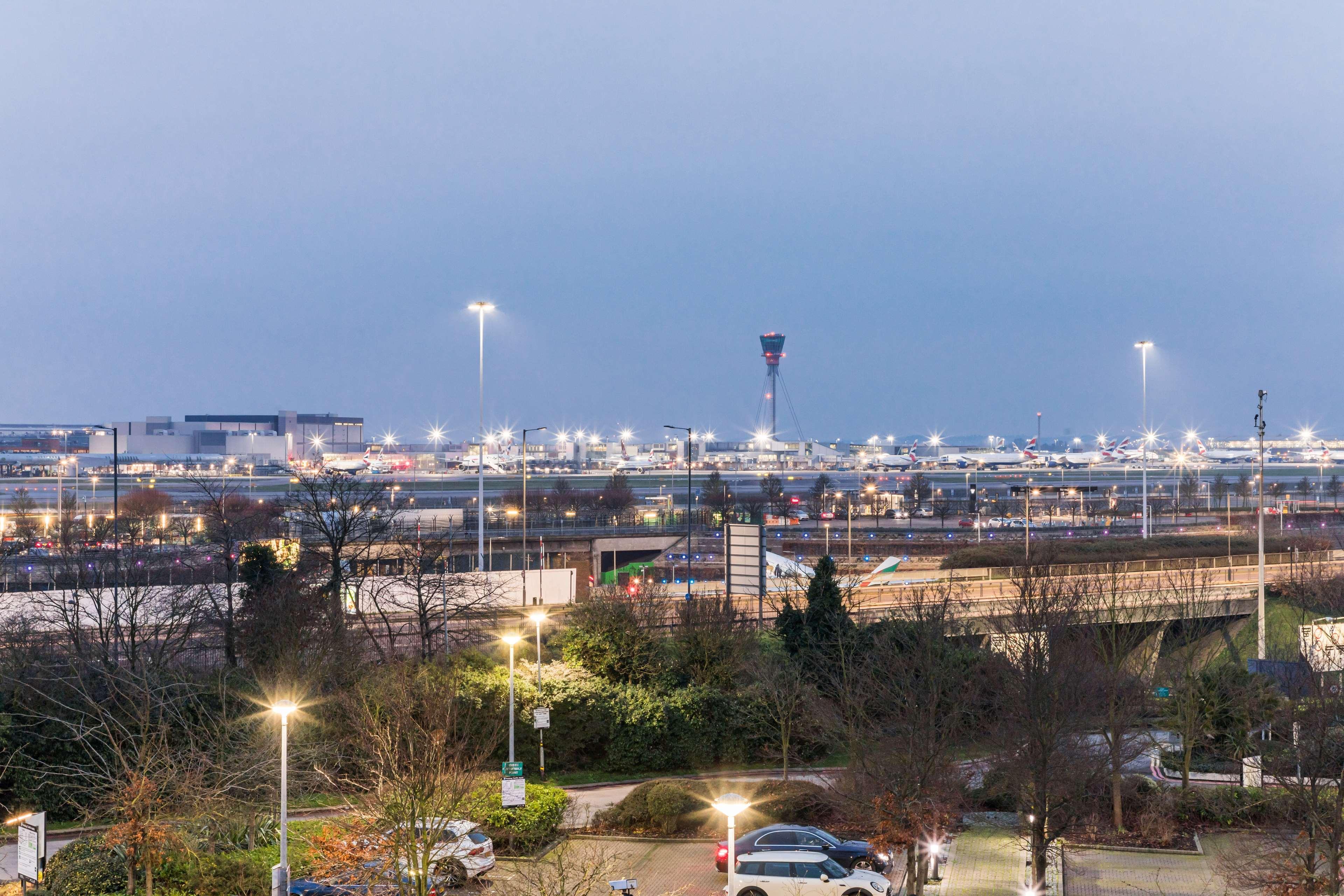 Отель Radisson Red London Heathrow Хармондсворт Экстерьер фото London Heathrow Airport