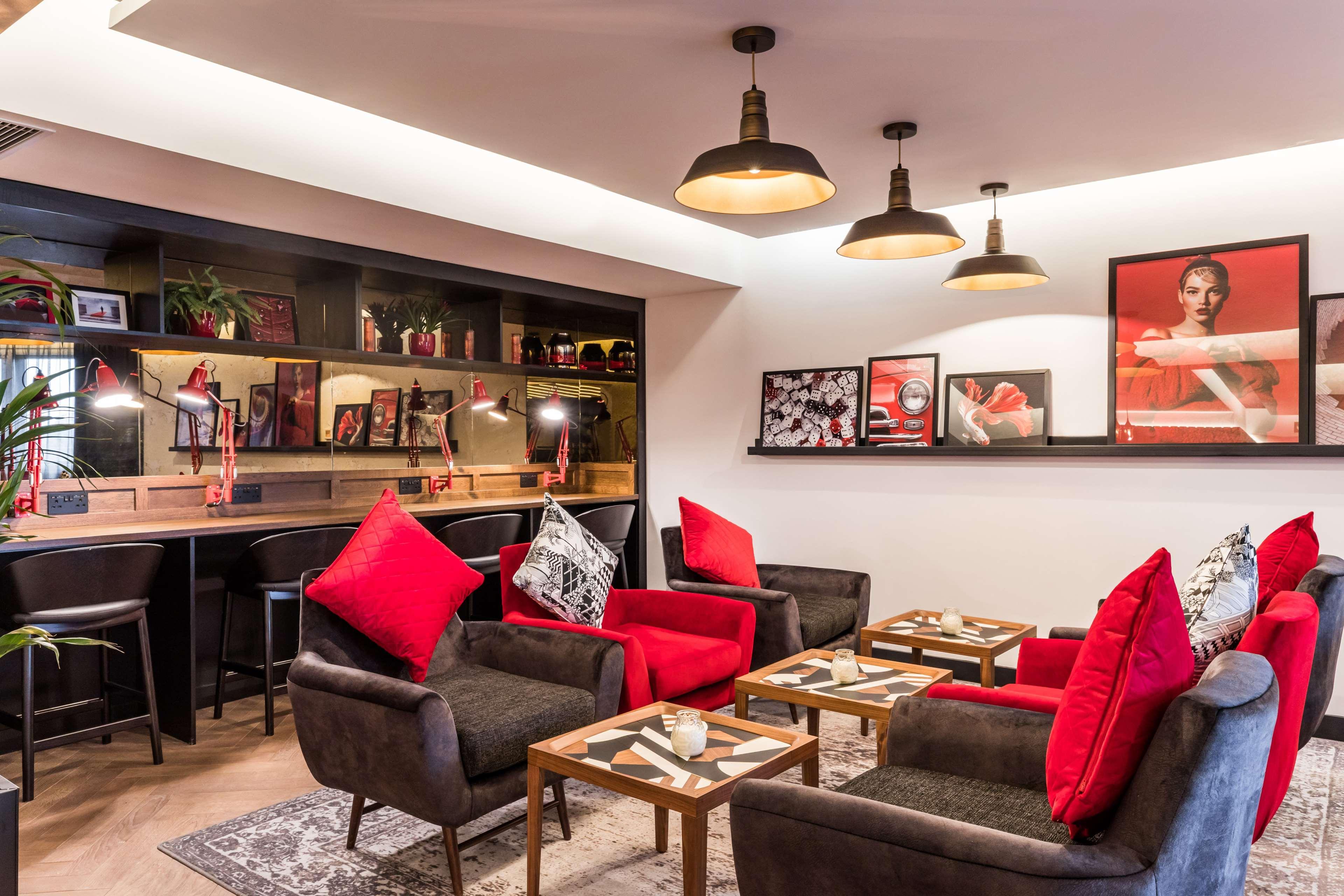 Отель Radisson Red London Heathrow Хармондсворт Экстерьер фото Interior of the hotel