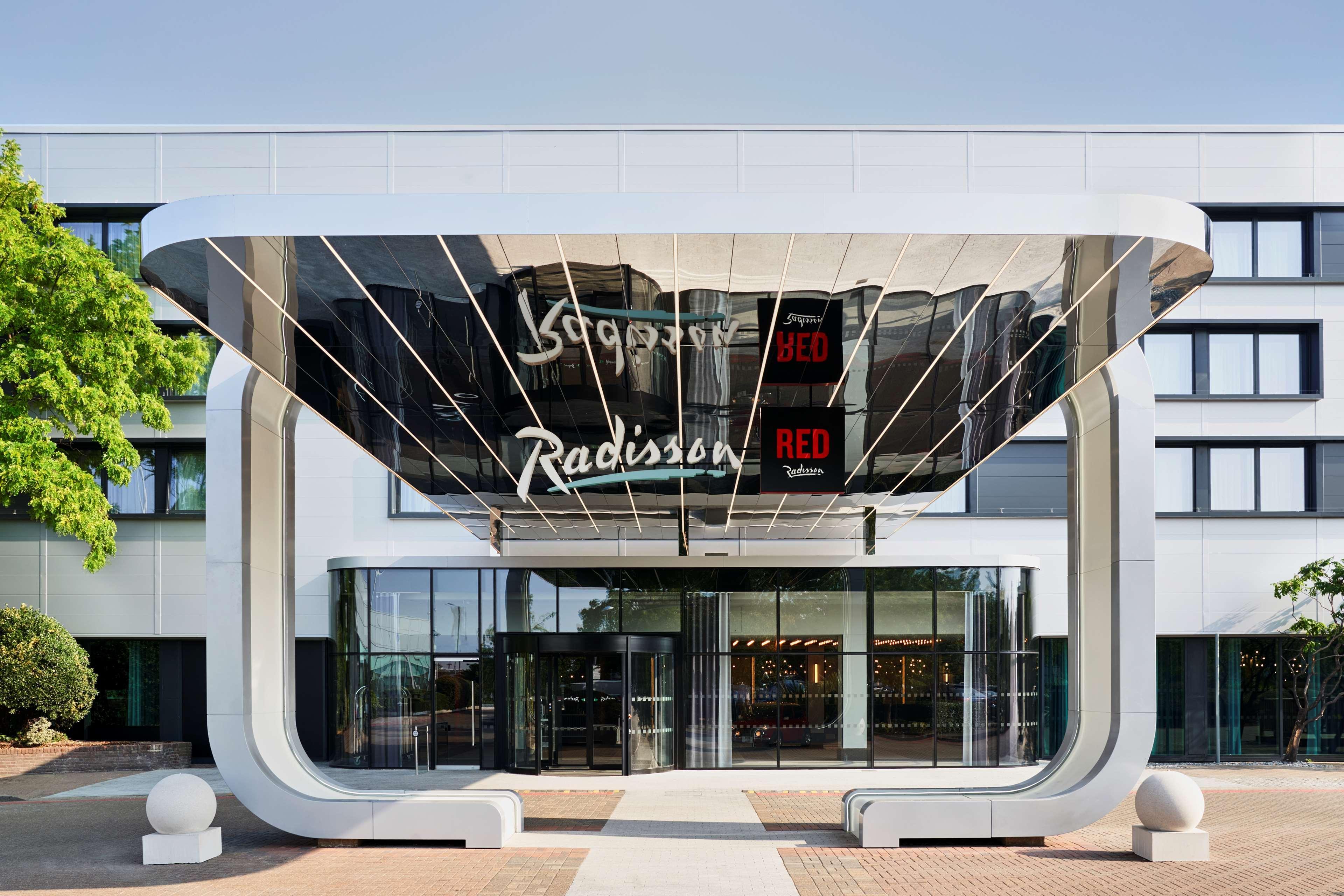 Отель Radisson Red London Heathrow Хармондсворт Экстерьер фото Radisson Blu