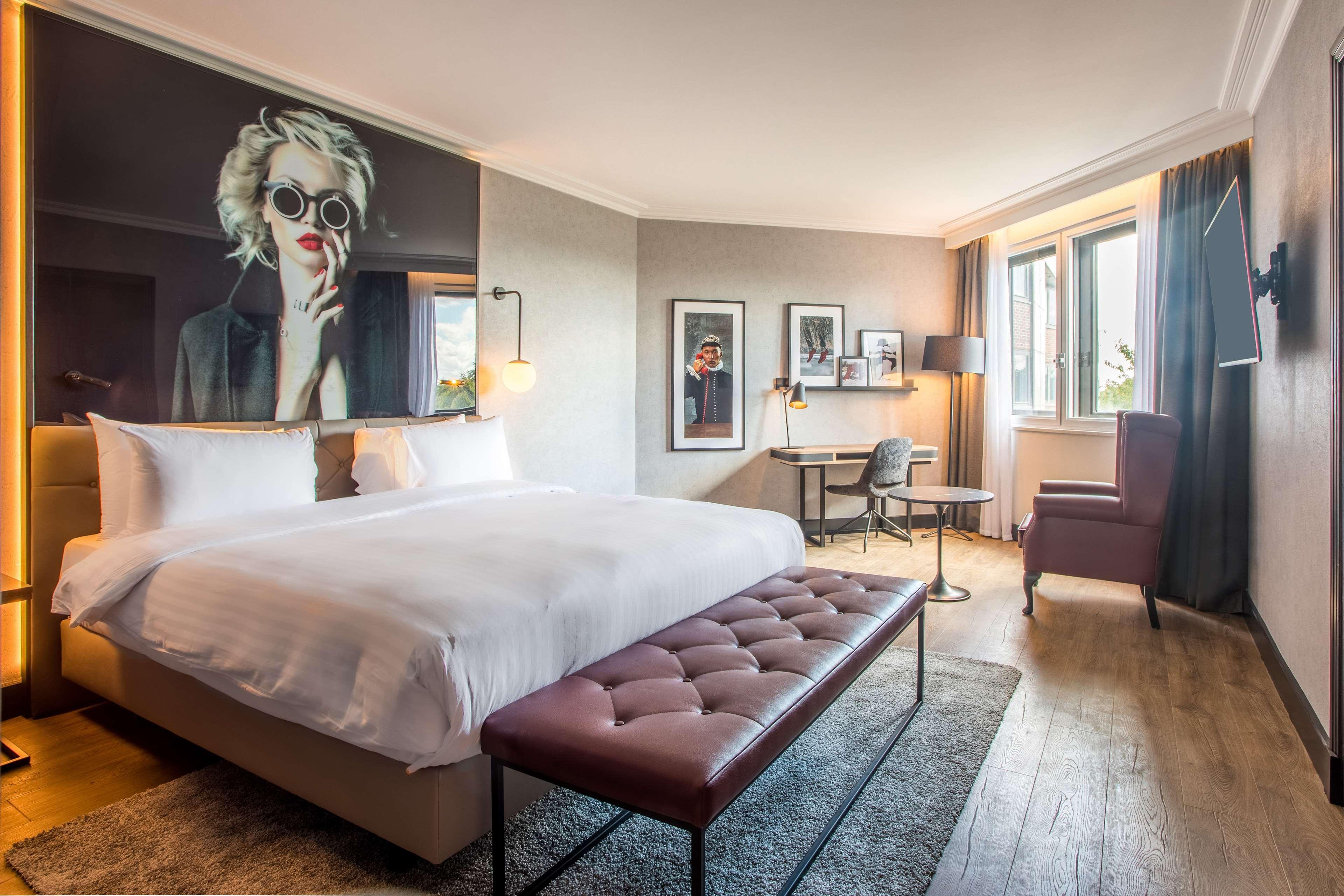 Отель Radisson Red London Heathrow Хармондсворт Экстерьер фото Room at the Mandarin Oriental Paris