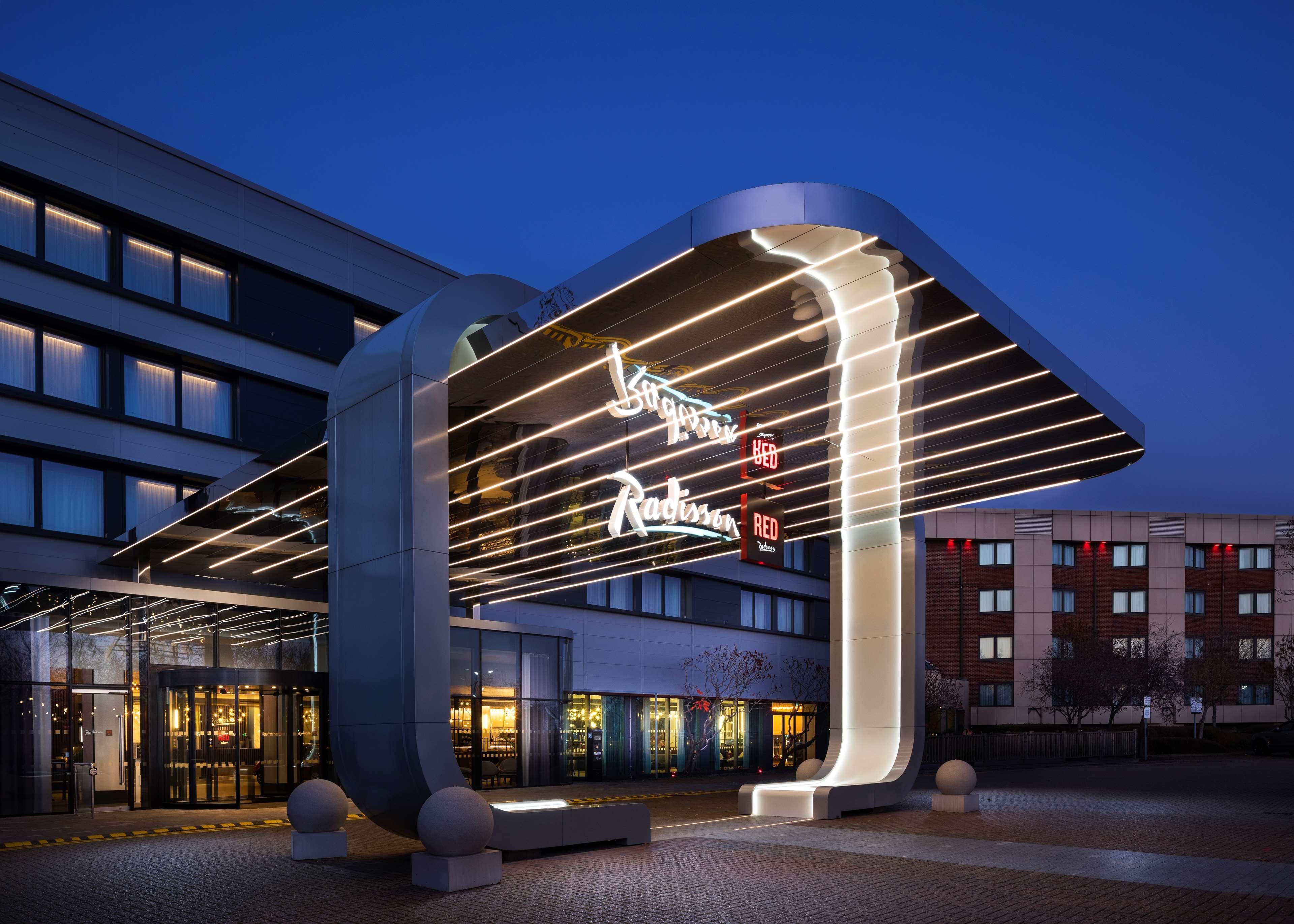 Отель Radisson Red London Heathrow Хармондсворт Экстерьер фото Radisson Blu