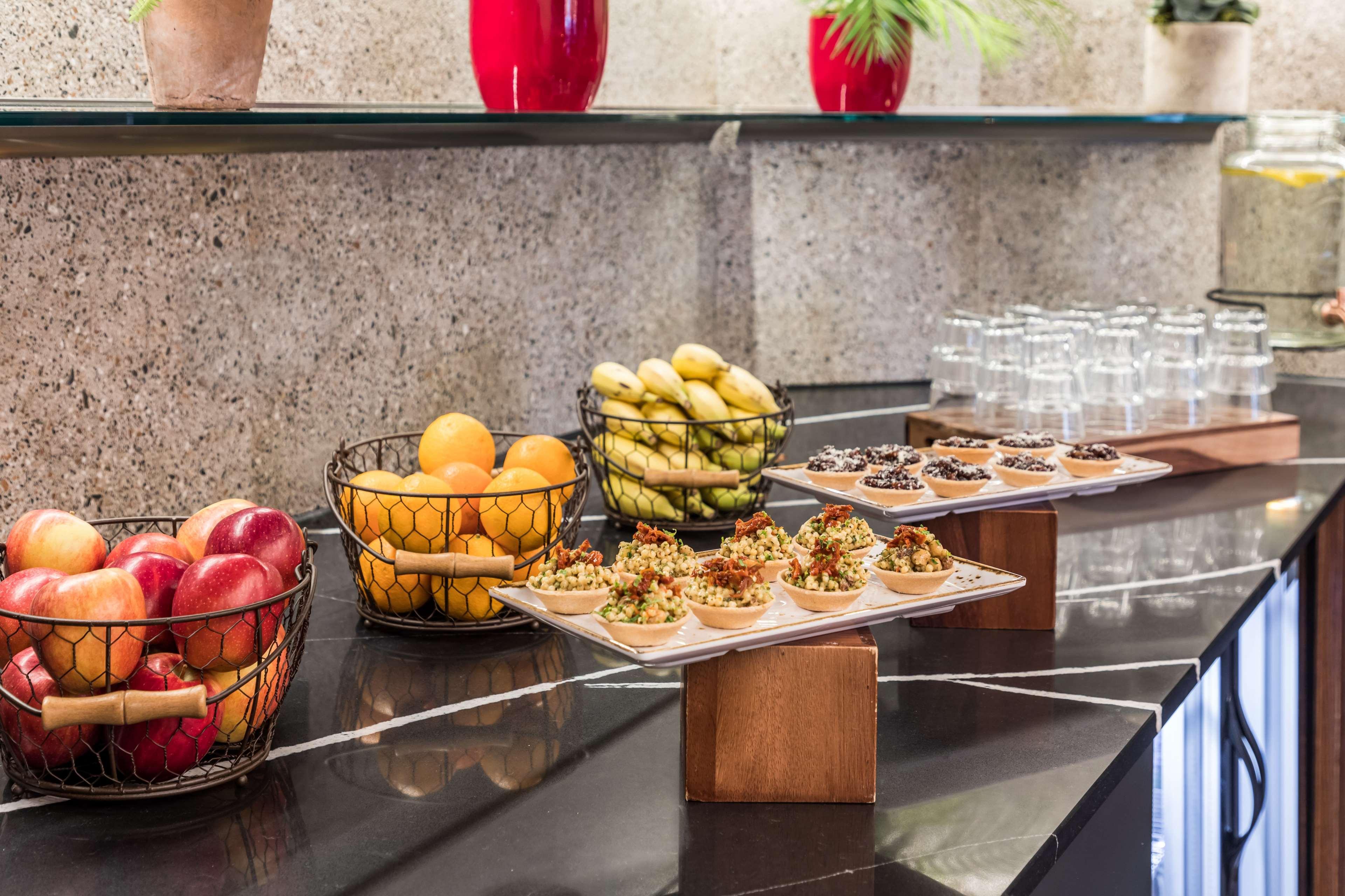 Отель Radisson Red London Heathrow Хармондсворт Экстерьер фото Breakfast buffet at the hotel