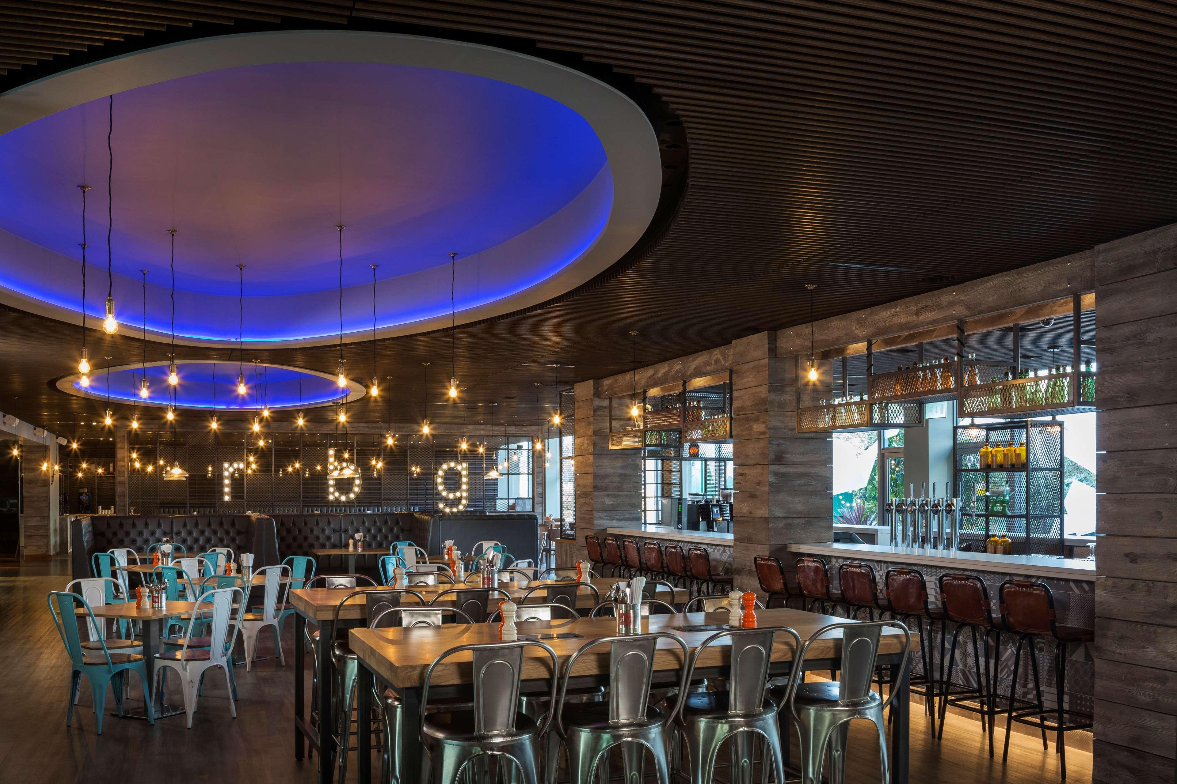 Отель Radisson Red London Heathrow Хармондсворт Экстерьер фото Interior of the restaurant