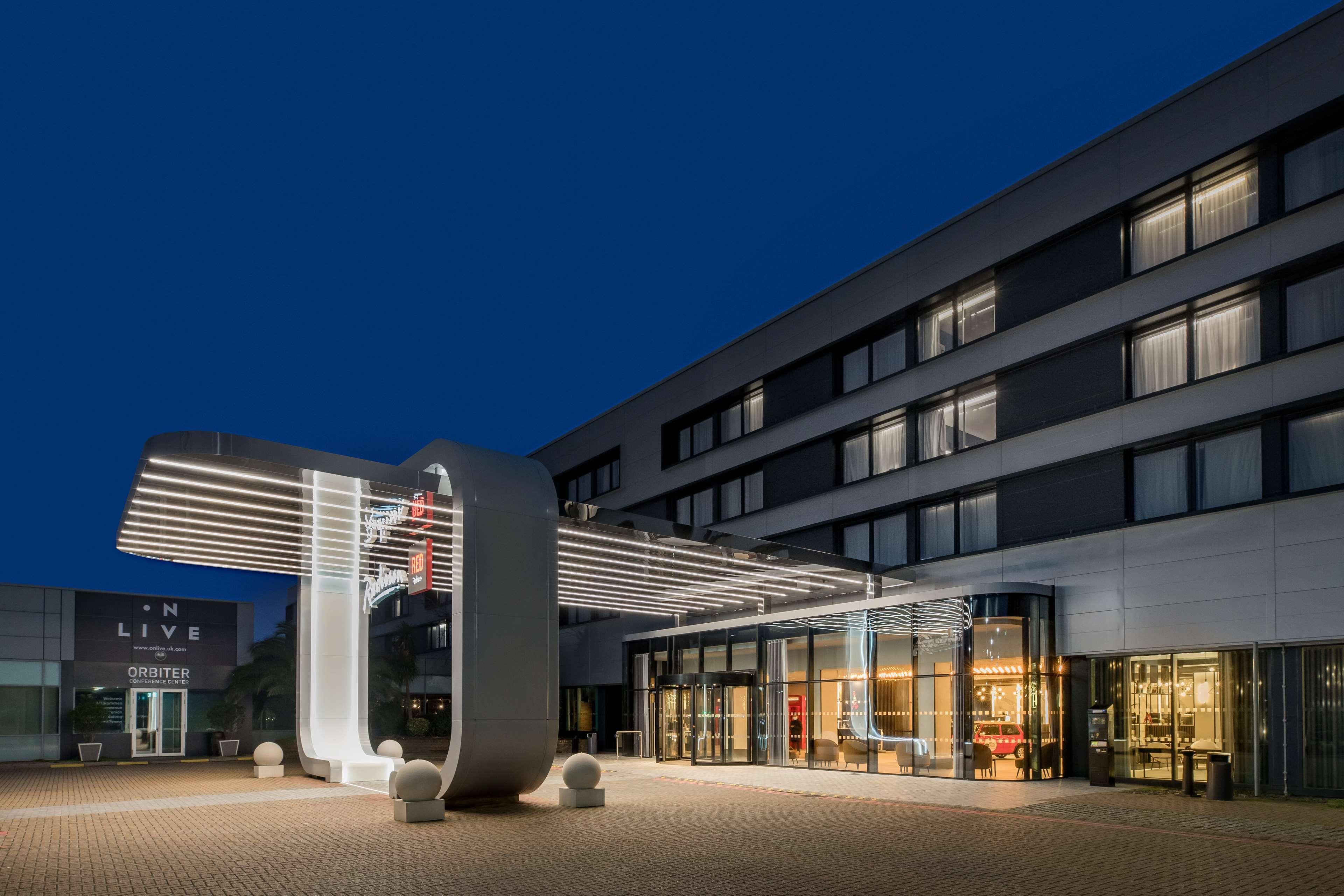 Отель Radisson Red London Heathrow Хармондсворт Экстерьер фото The hotel in 2019