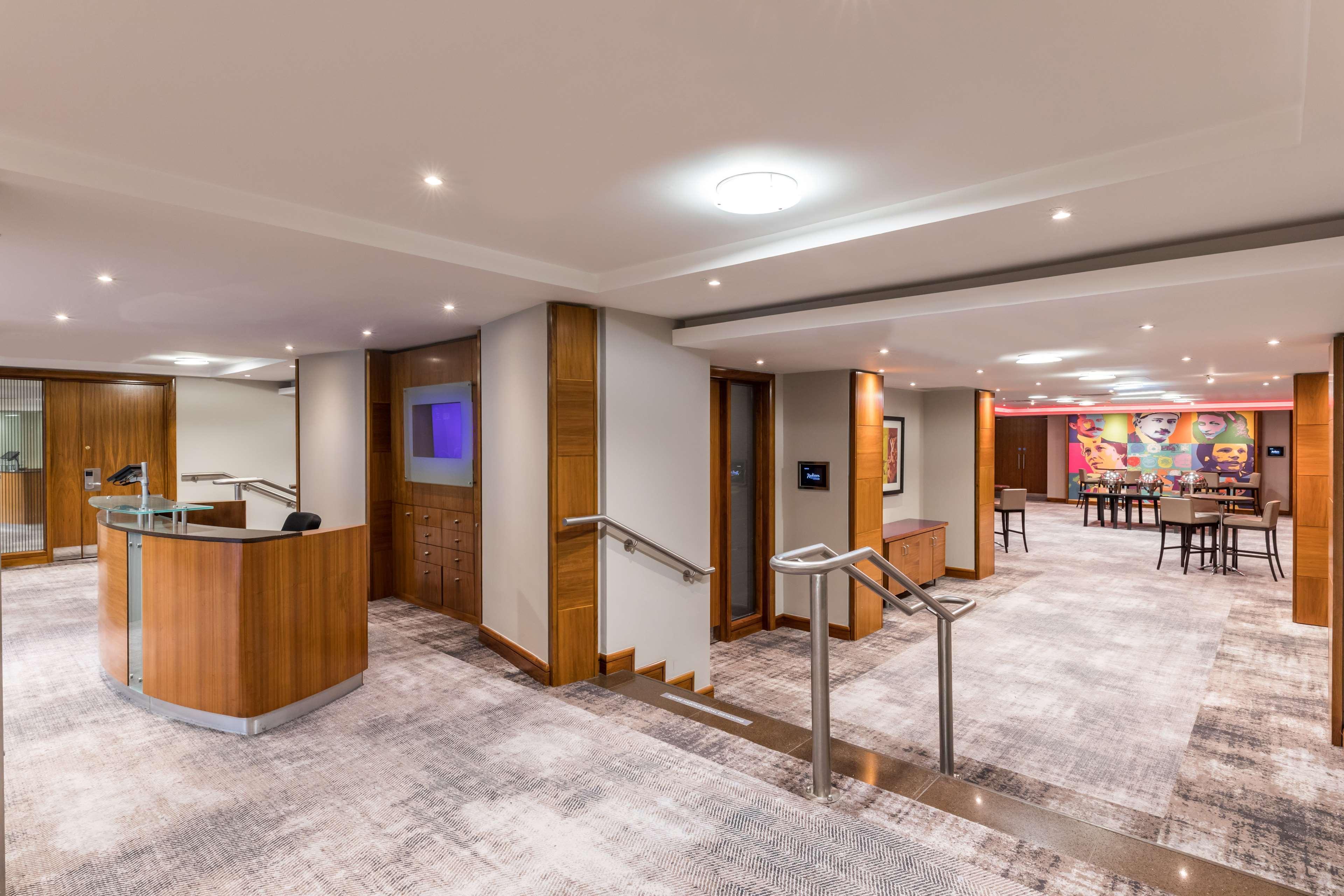 Отель Radisson Red London Heathrow Хармондсворт Экстерьер фото The reception area of the hotel