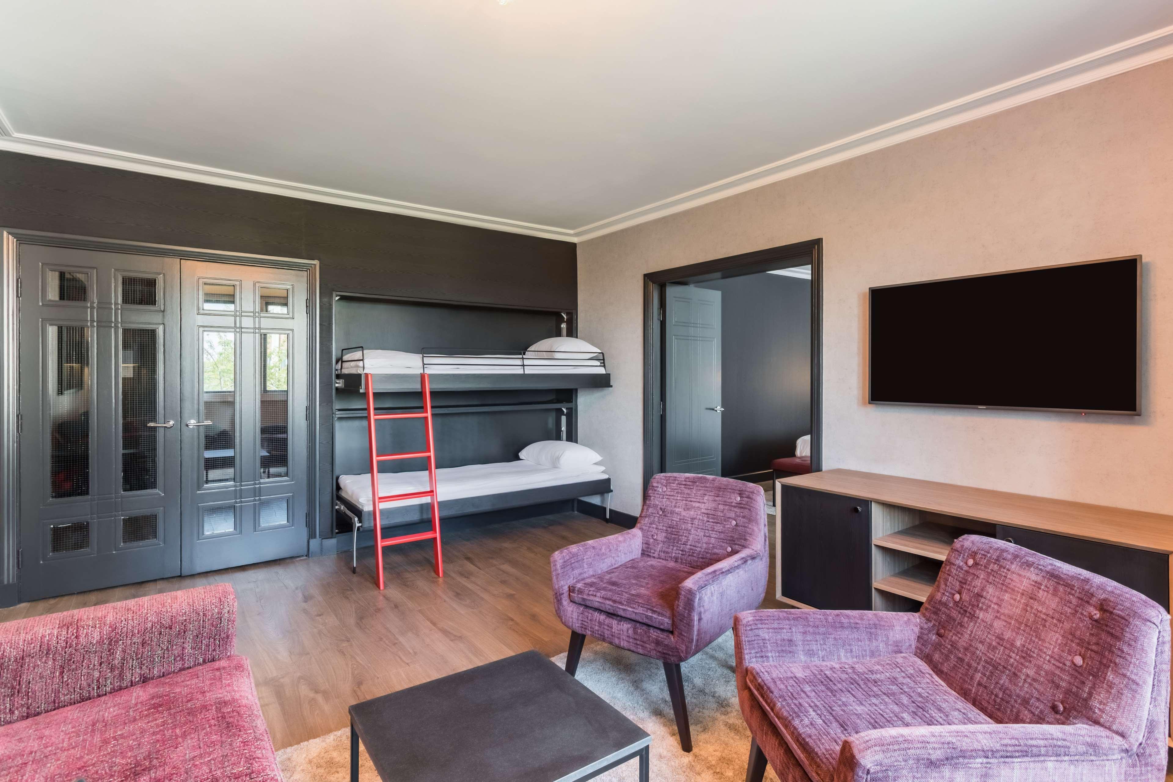 Отель Radisson Red London Heathrow Хармондсворт Экстерьер фото Room interior