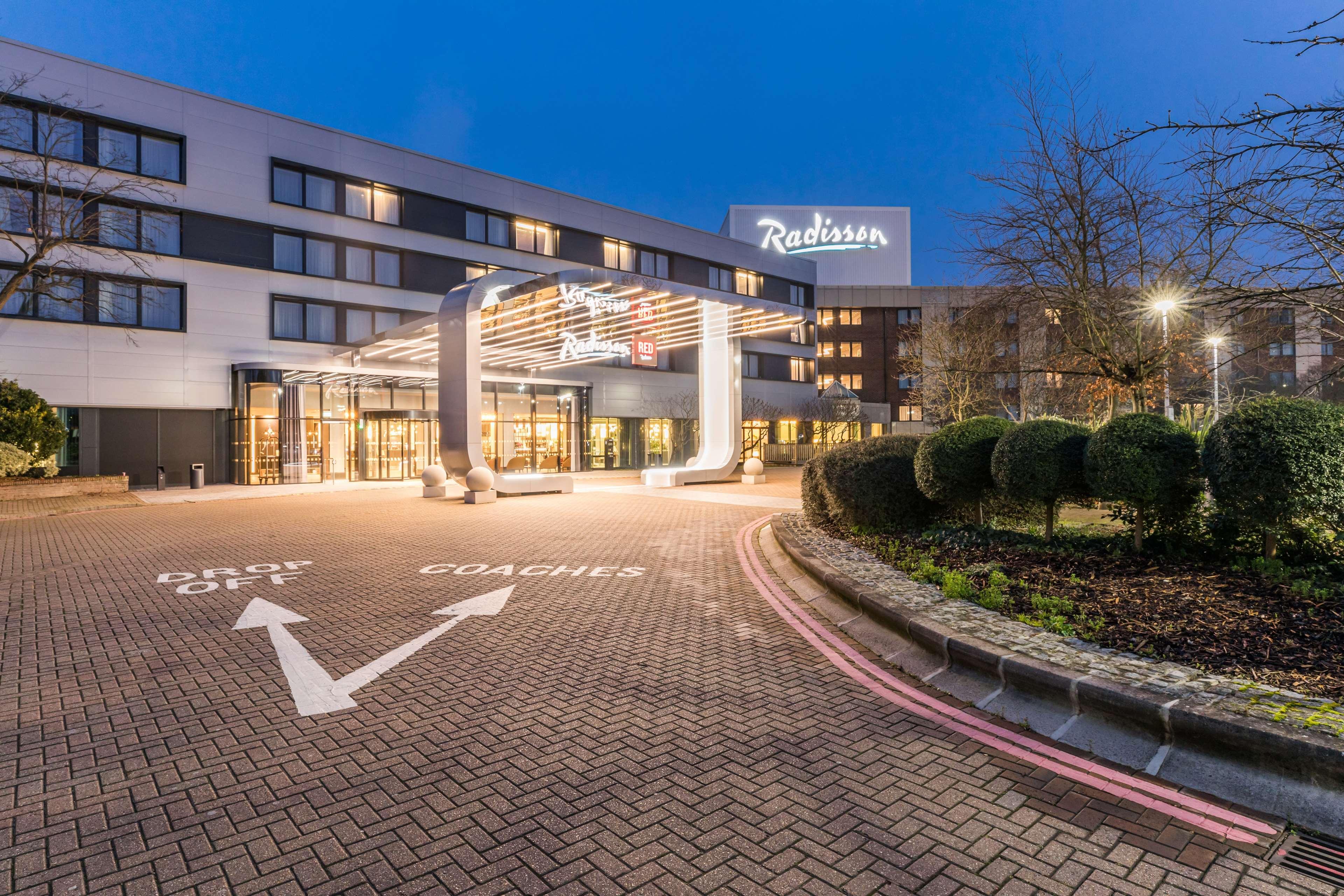 Отель Radisson Red London Heathrow Хармондсворт Экстерьер фото Radisson Blu London Heathrow