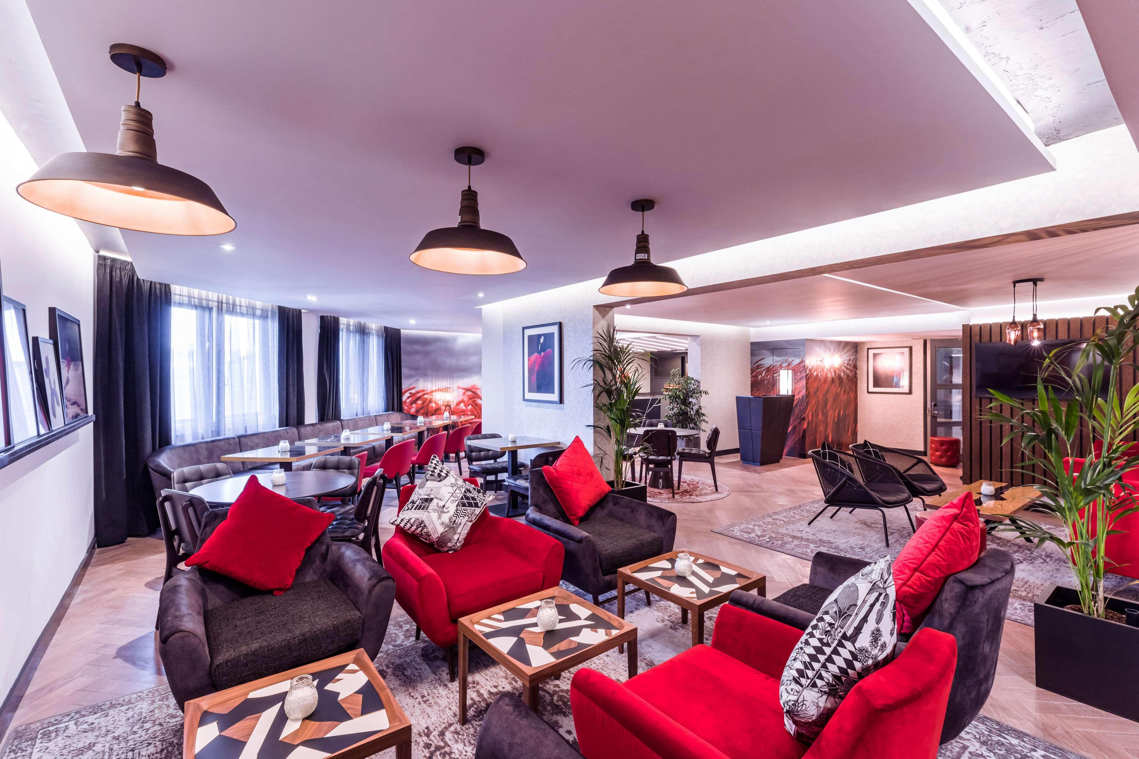 Отель Radisson Red London Heathrow Хармондсворт Экстерьер фото Interior of the hotel