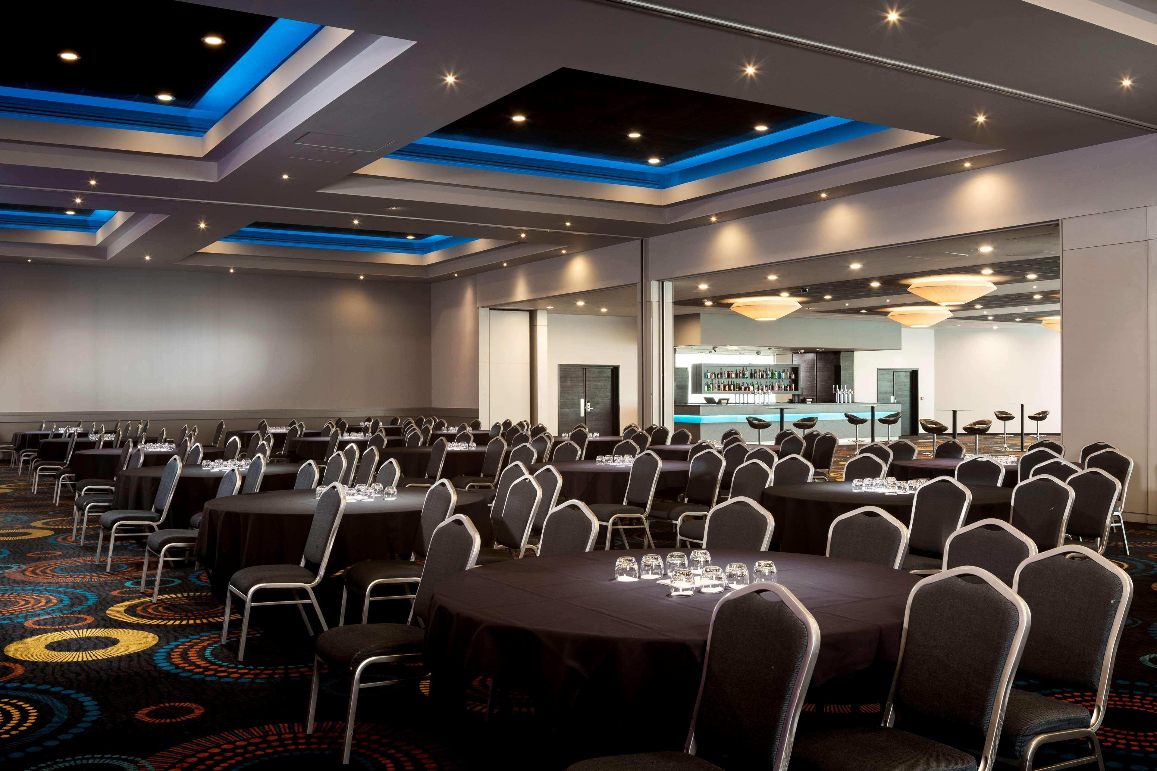 Отель Radisson Red London Heathrow Хармондсворт Экстерьер фото The function room of the hotel