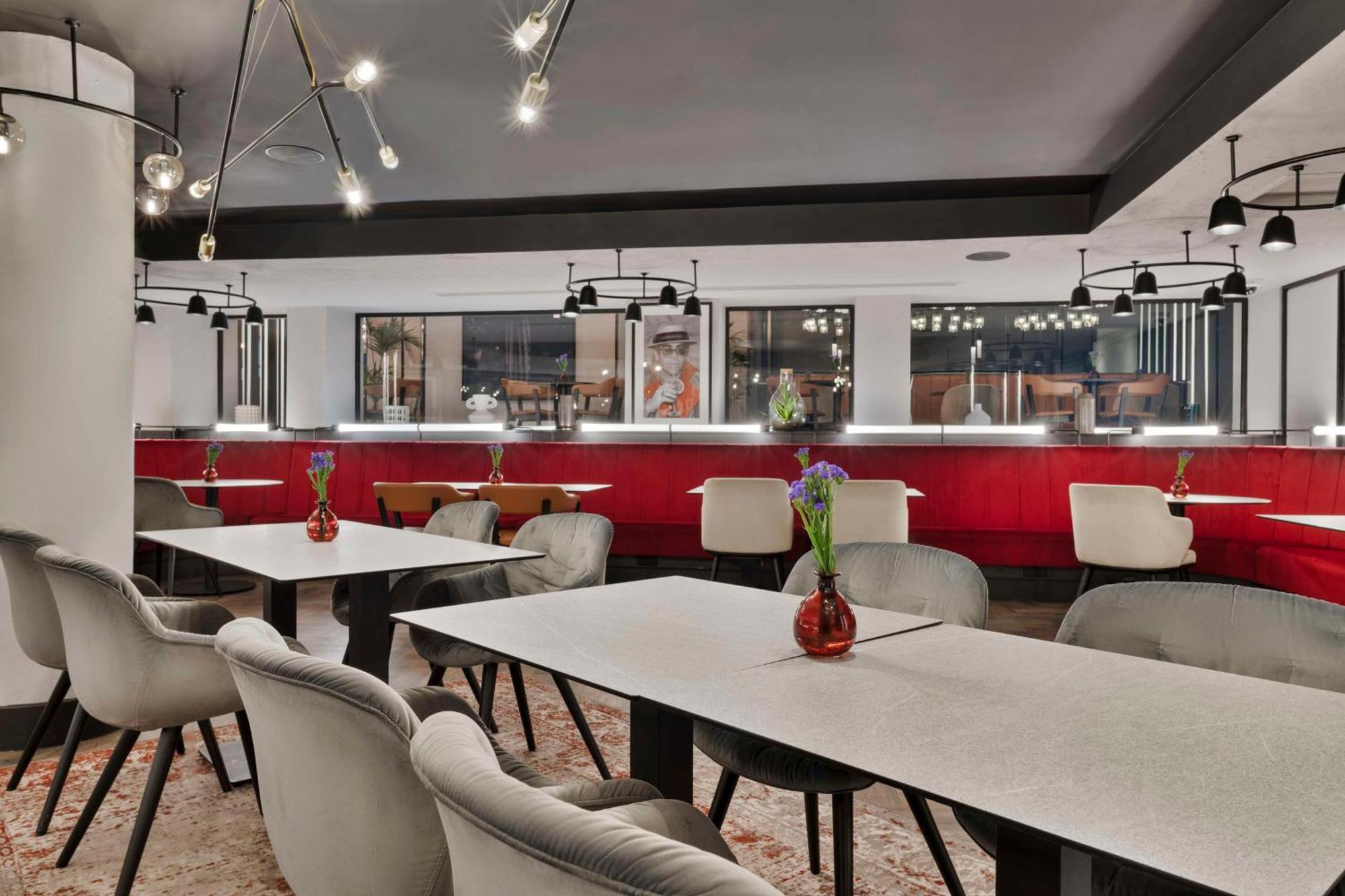 Отель Radisson Red London Heathrow Хармондсворт Экстерьер фото Interior of the hotel