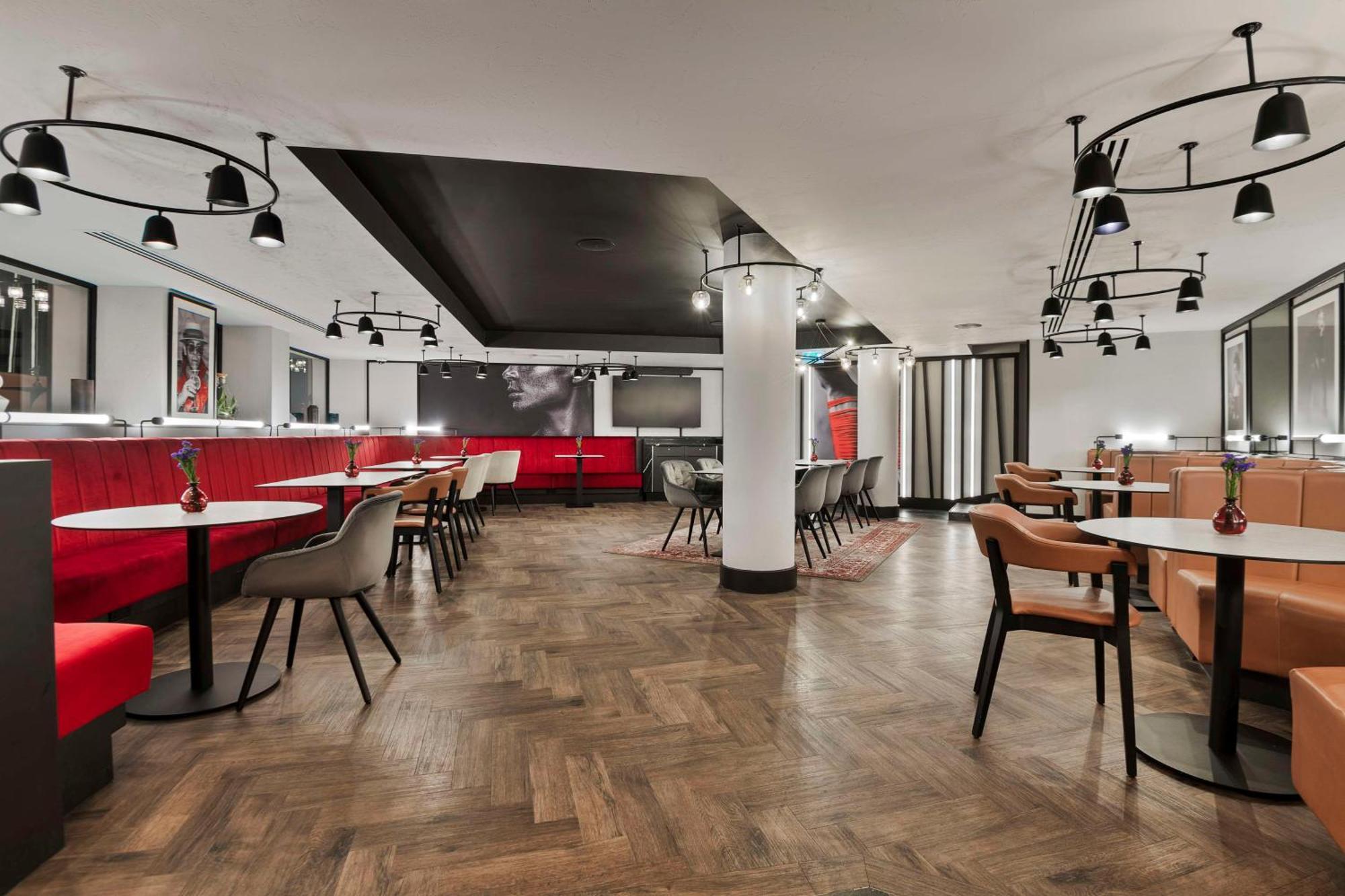Отель Radisson Red London Heathrow Хармондсворт Экстерьер фото Interior of the hotel