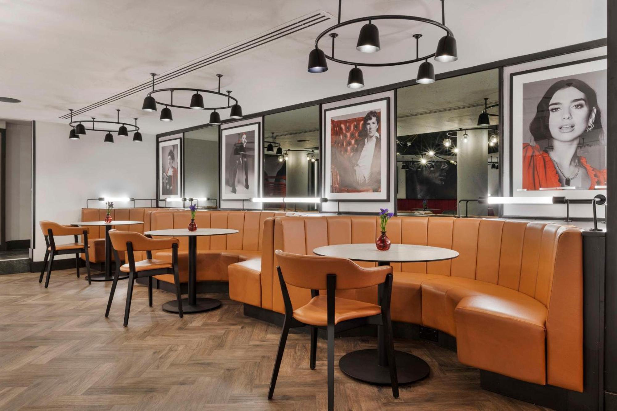 Отель Radisson Red London Heathrow Хармондсворт Экстерьер фото Interior of the hotel
