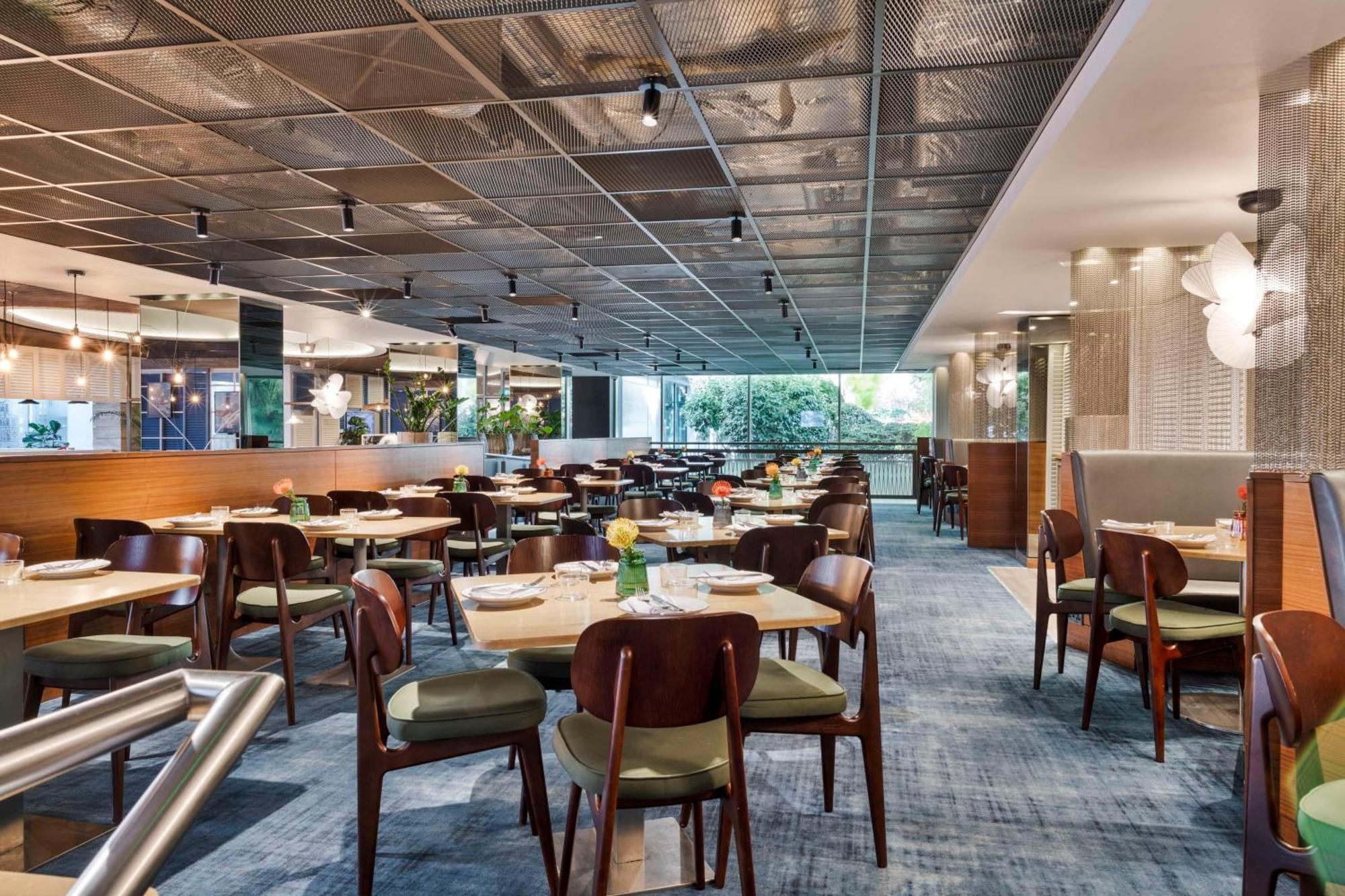 Отель Radisson Red London Heathrow Хармондсворт Экстерьер фото Interior of the restaurant