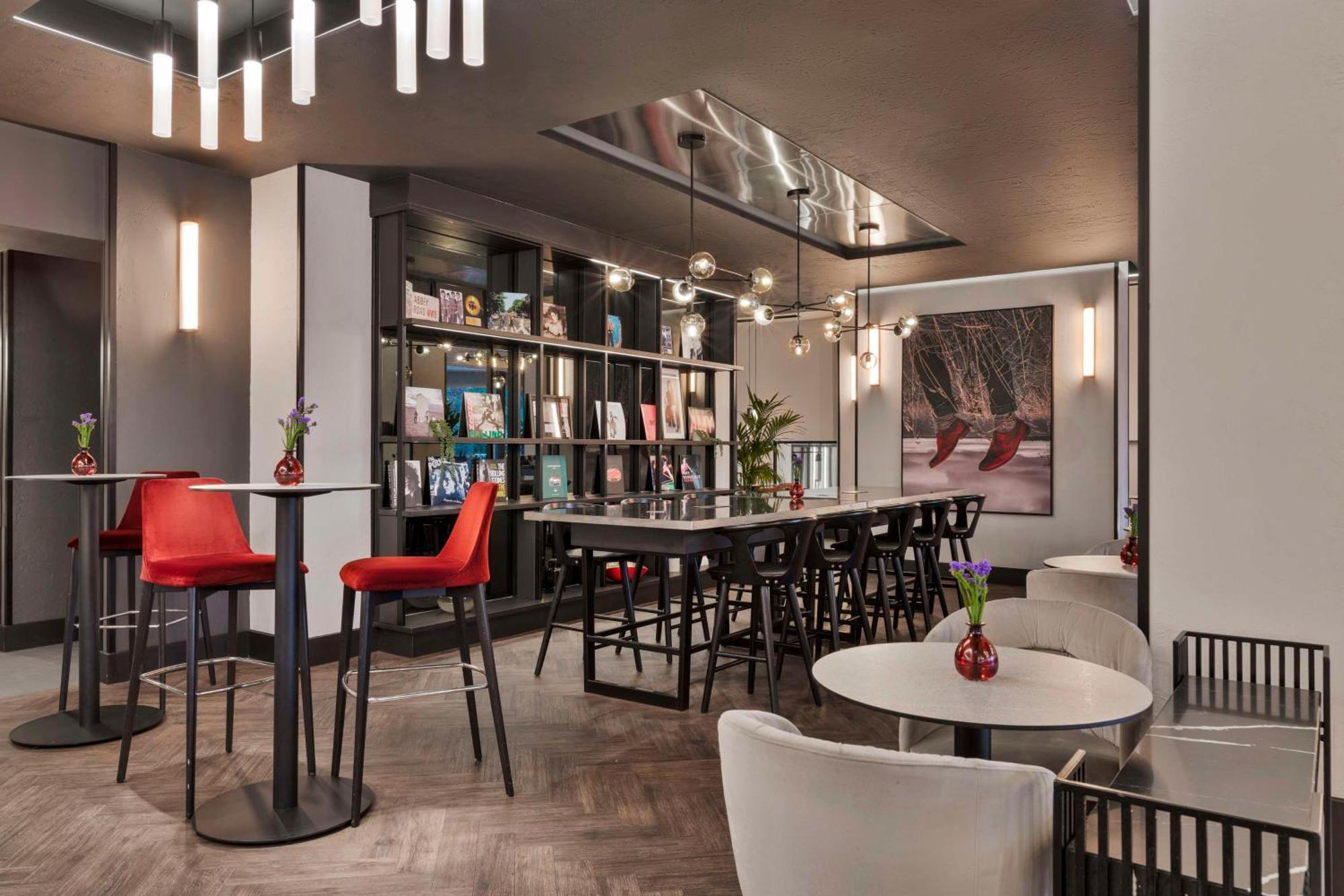 Отель Radisson Red London Heathrow Хармондсворт Экстерьер фото Interior of the hotel