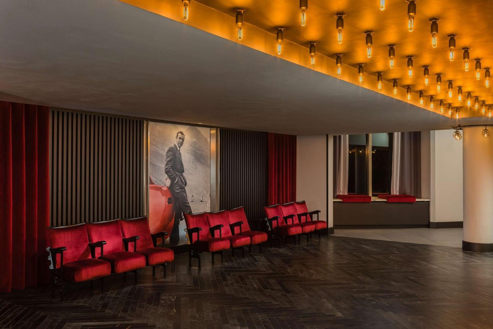 Отель Radisson Red London Heathrow Хармондсворт Экстерьер фото The lobby of the 2019-2020 season