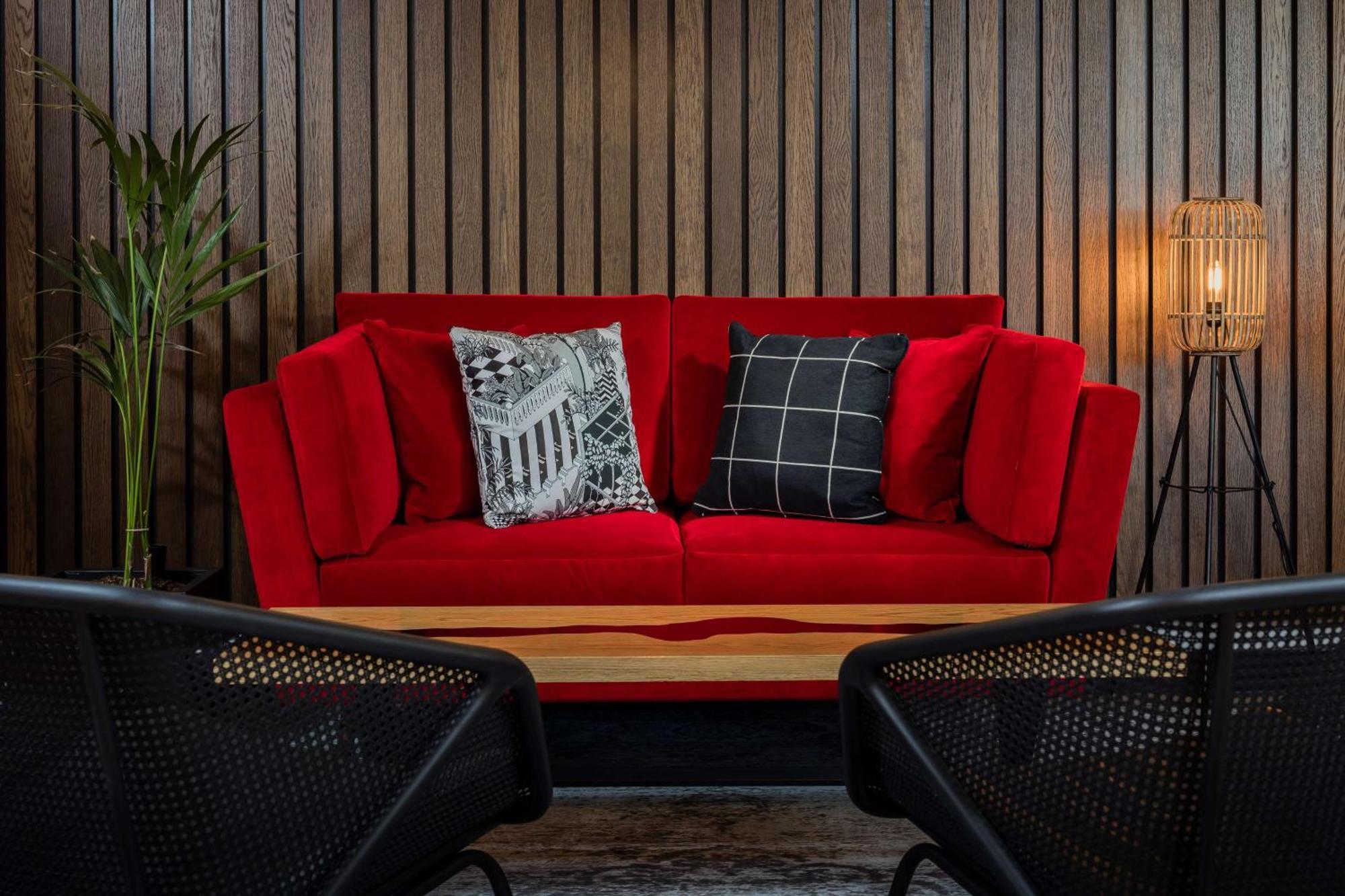 Отель Radisson Red London Heathrow Хармондсворт Экстерьер фото "The interior of the hotel is very modern"