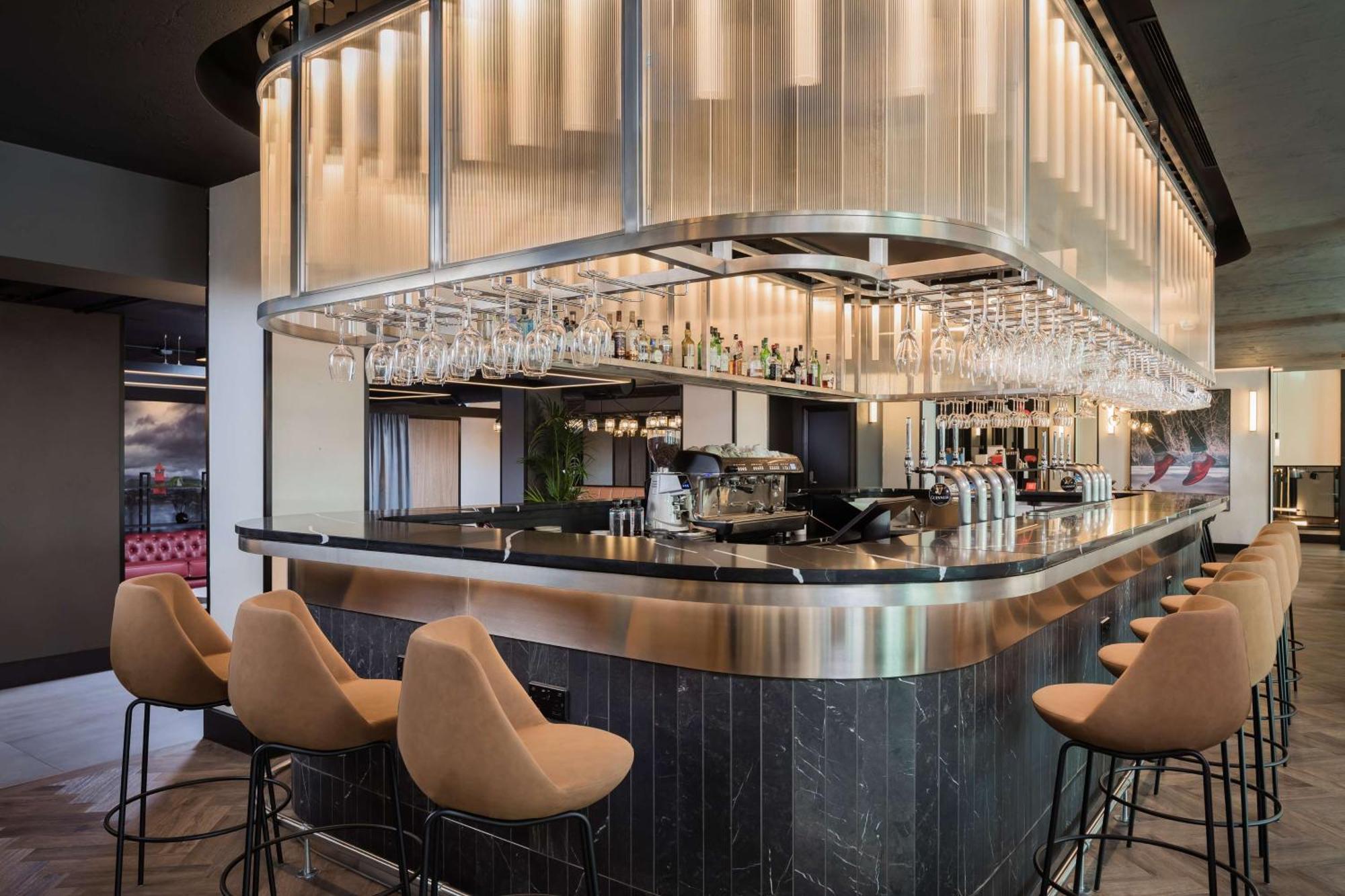 Отель Radisson Red London Heathrow Хармондсворт Экстерьер фото The bar at the hotel