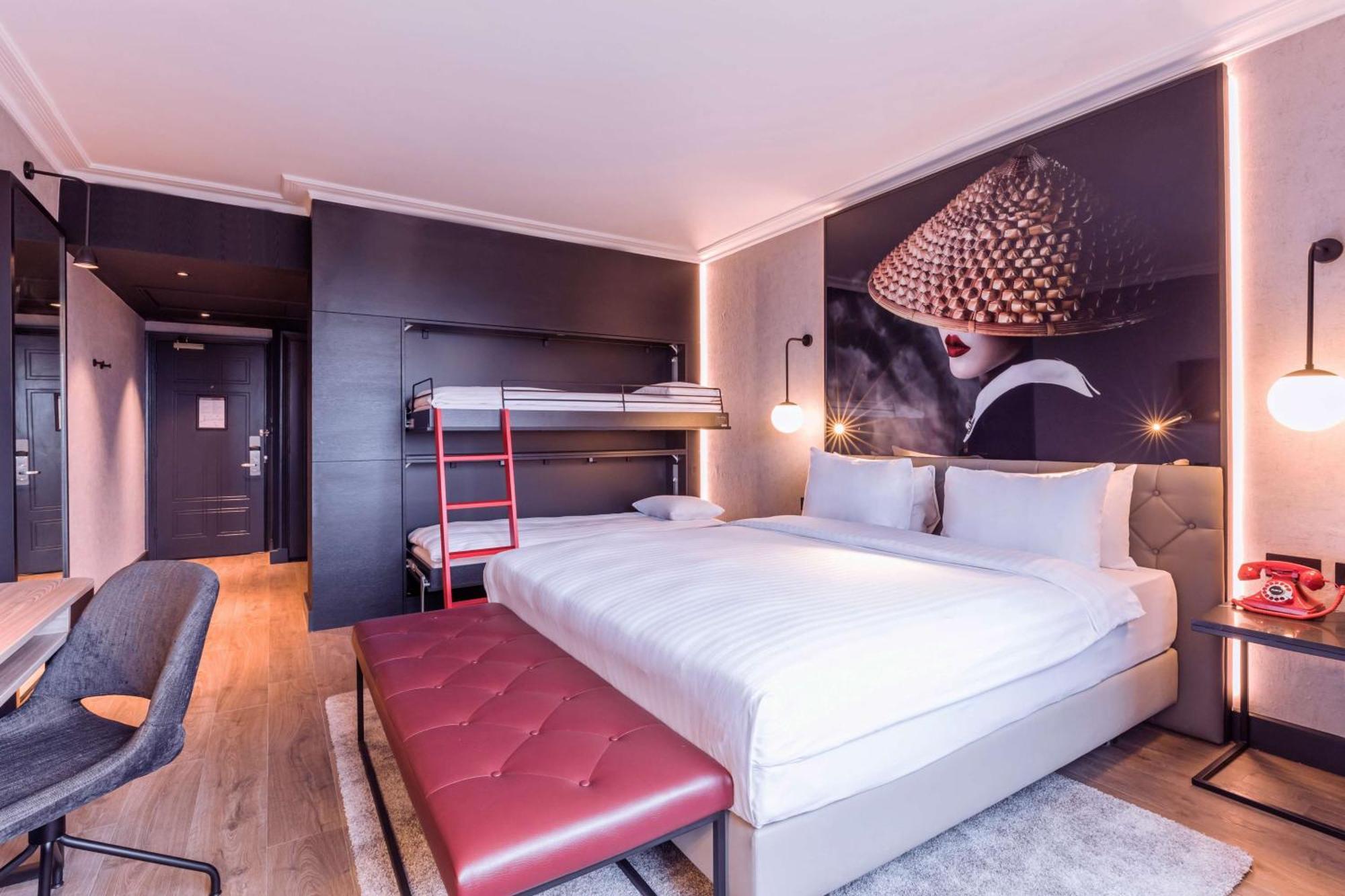 Отель Radisson Red London Heathrow Хармондсворт Экстерьер фото Room at the hotel