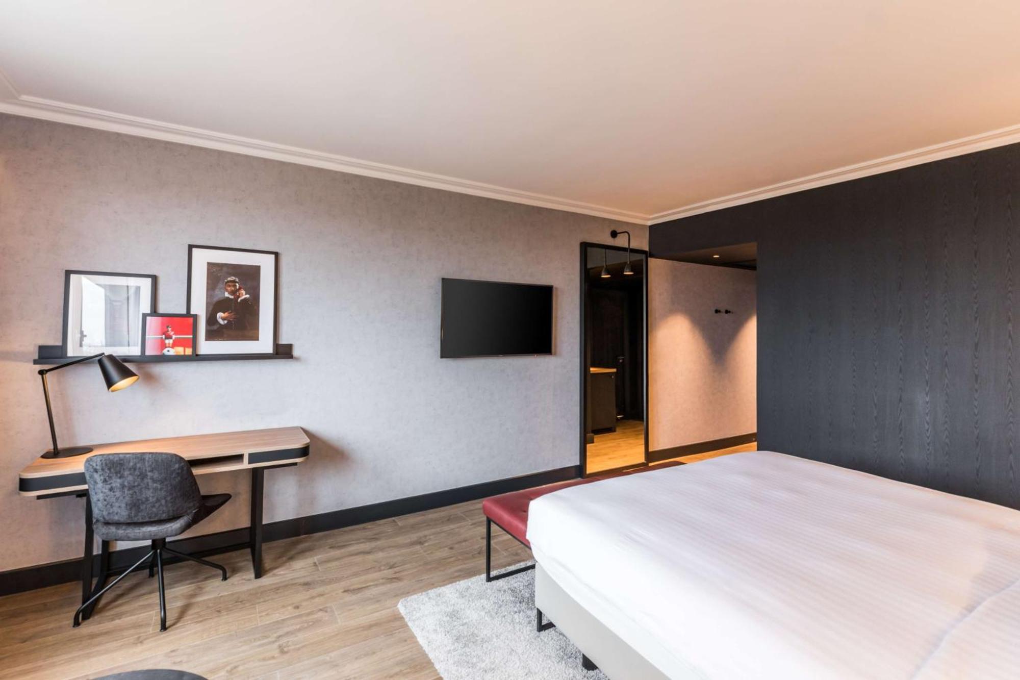 Отель Radisson Red London Heathrow Хармондсворт Экстерьер фото Room at the hotel