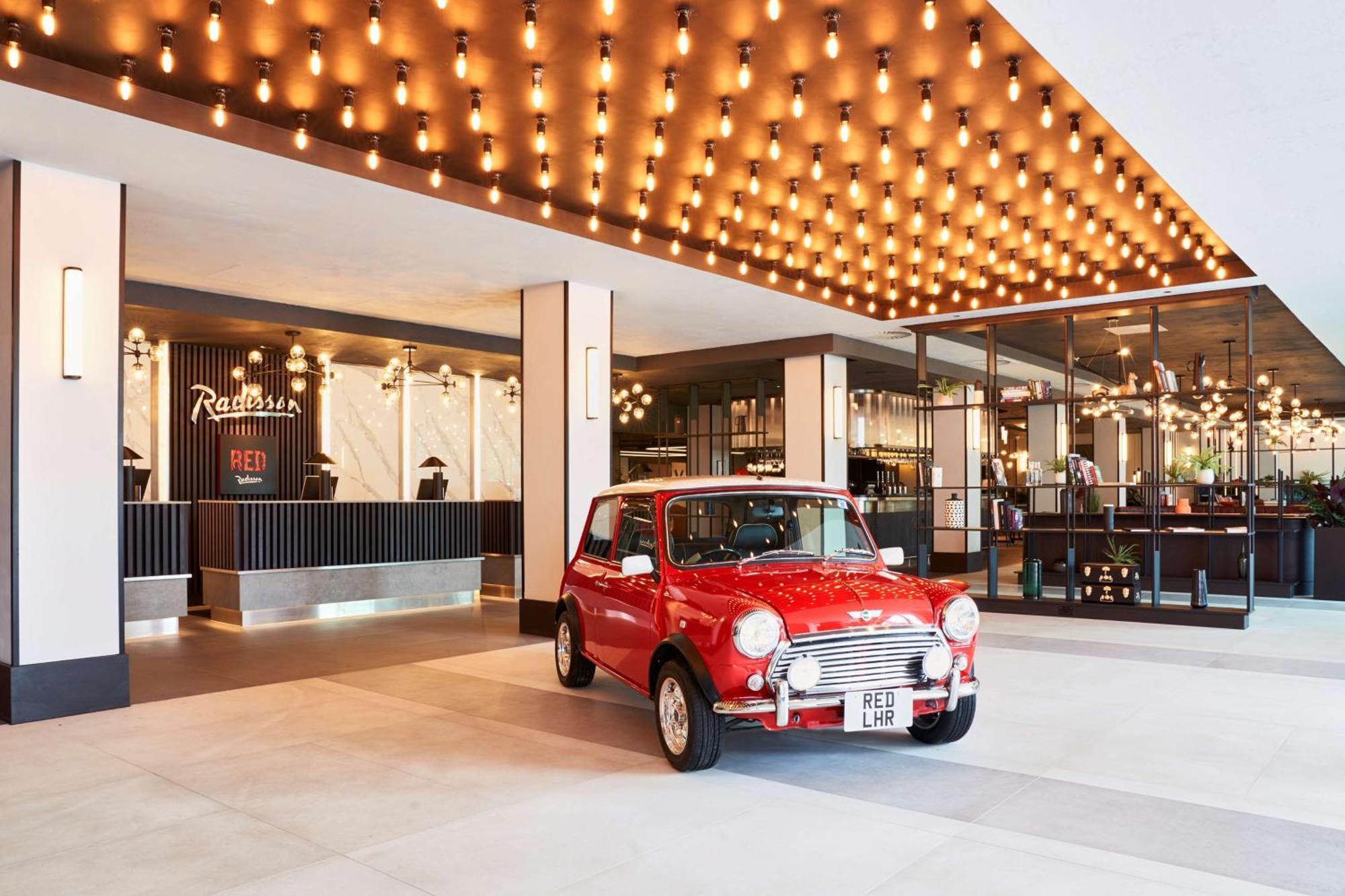 Отель Radisson Red London Heathrow Хармондсворт Экстерьер фото Radisson Red