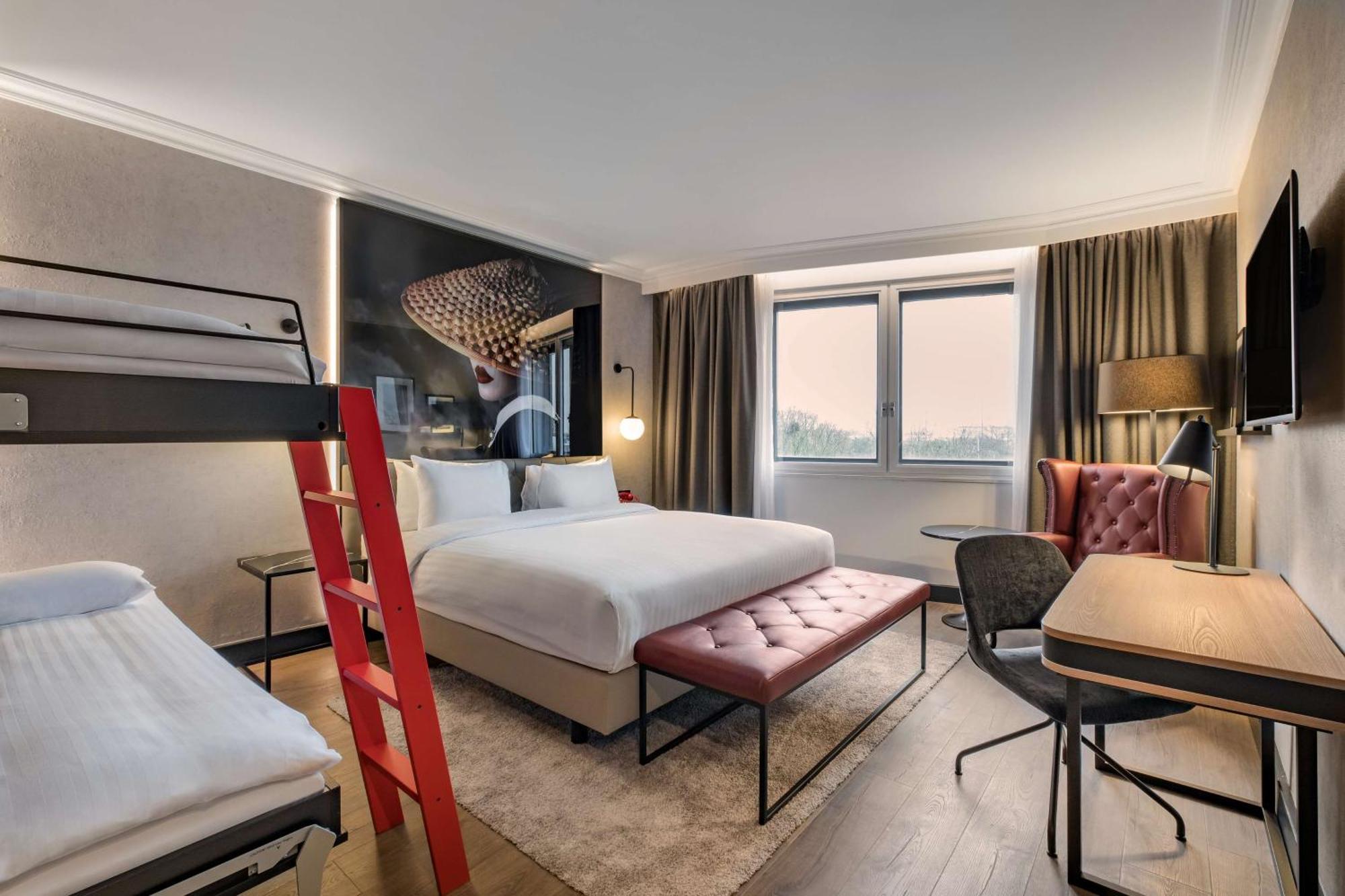 Отель Radisson Red London Heathrow Хармондсворт Экстерьер фото Room at the hotel