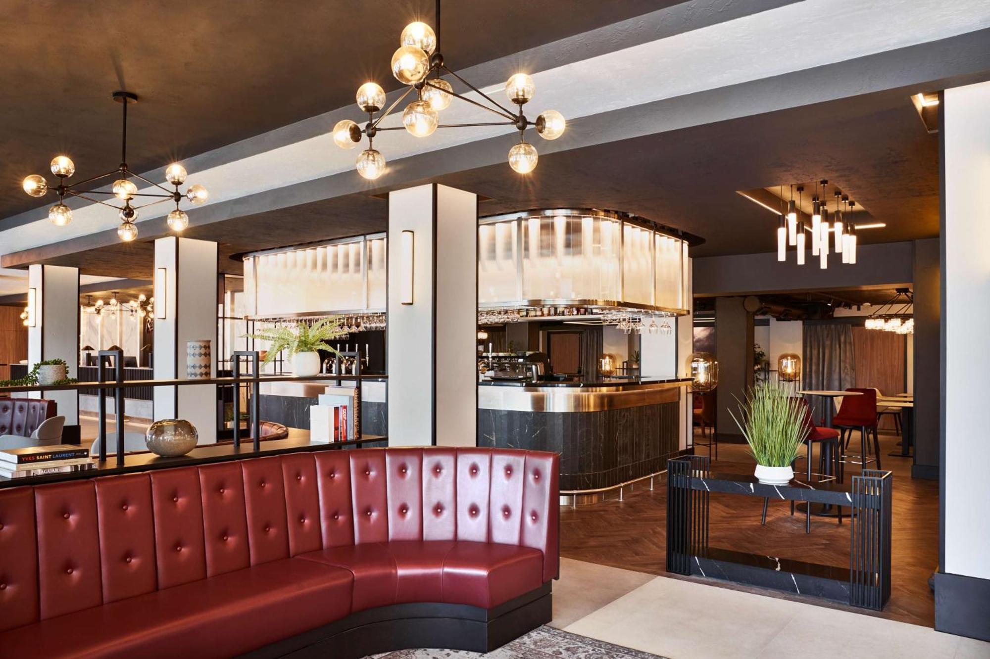 Отель Radisson Red London Heathrow Хармондсворт Экстерьер фото Interior of the hotel