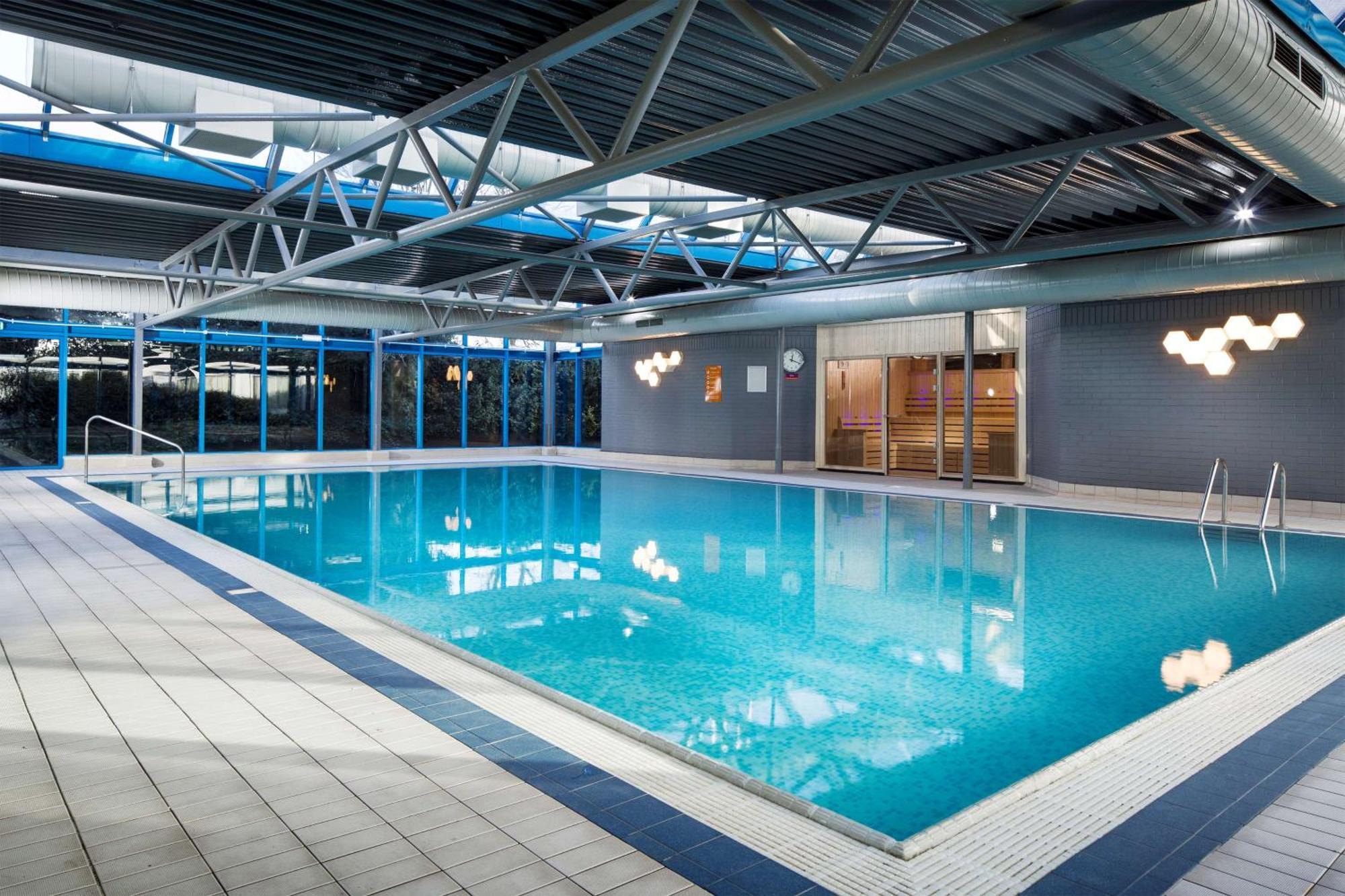 Отель Radisson Red London Heathrow Хармондсворт Экстерьер фото Swimming pool