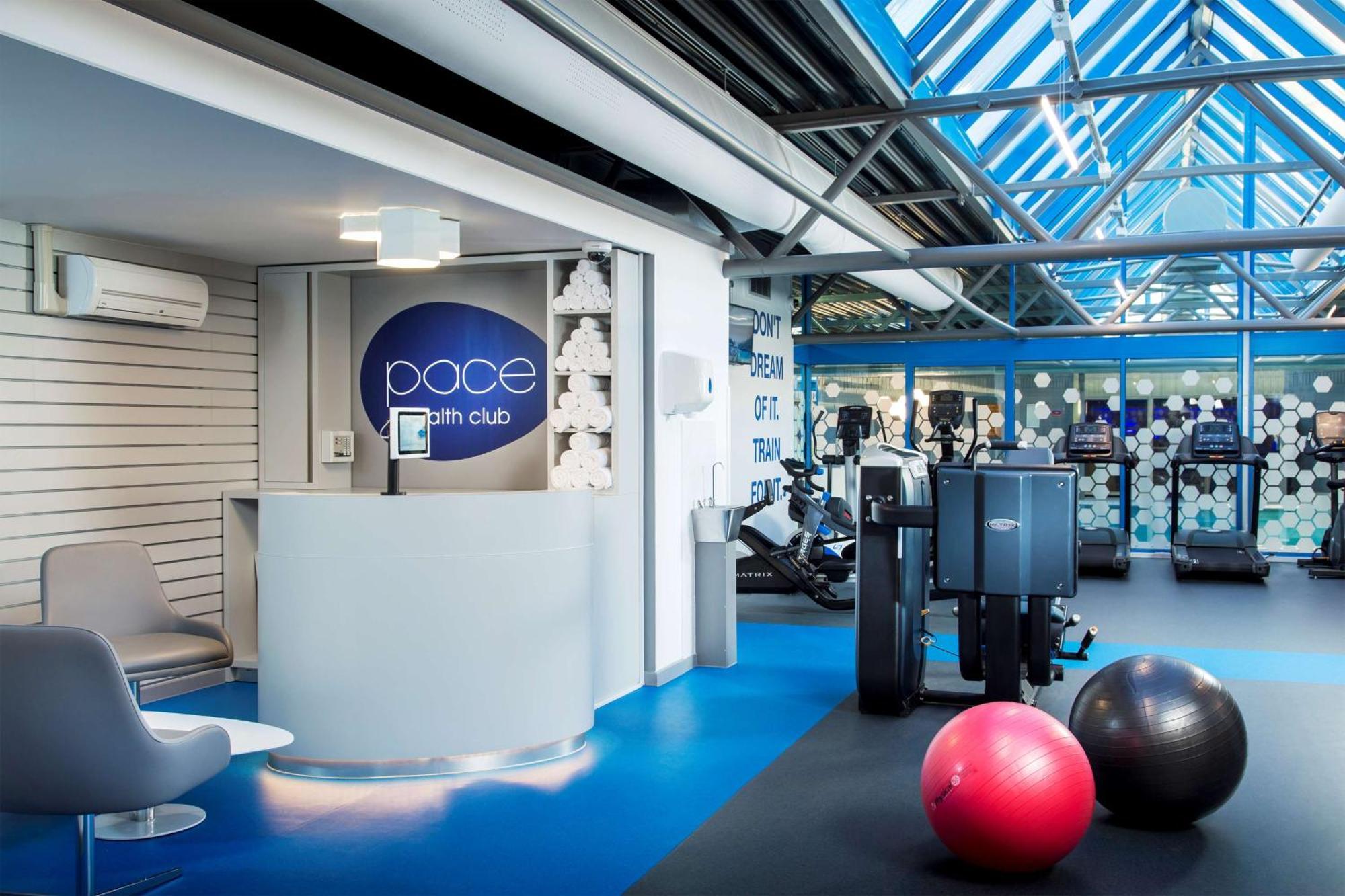 Отель Radisson Red London Heathrow Хармондсворт Экстерьер фото Pace Fitness Club