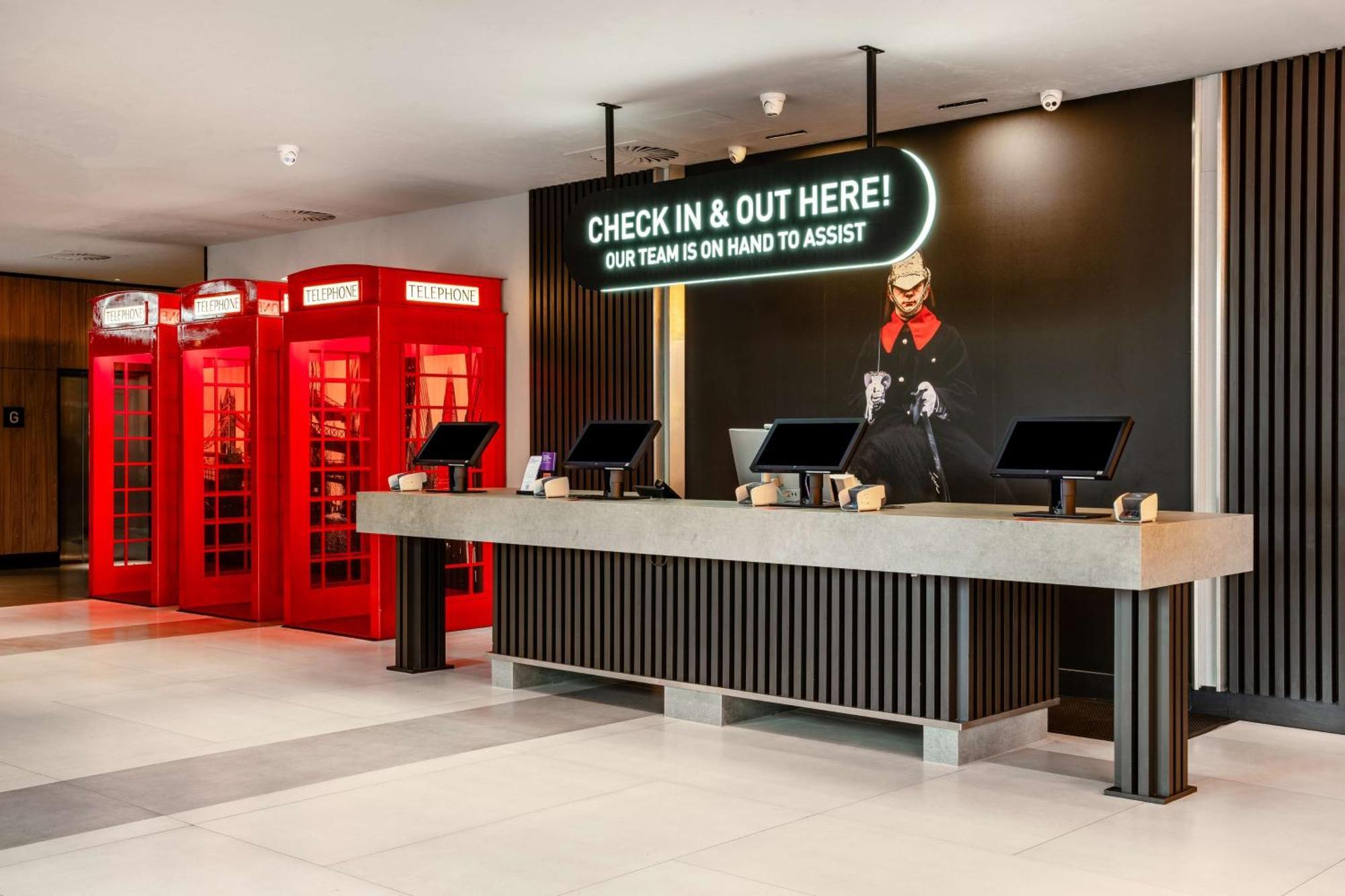 Отель Radisson Red London Heathrow Хармондсворт Экстерьер фото
