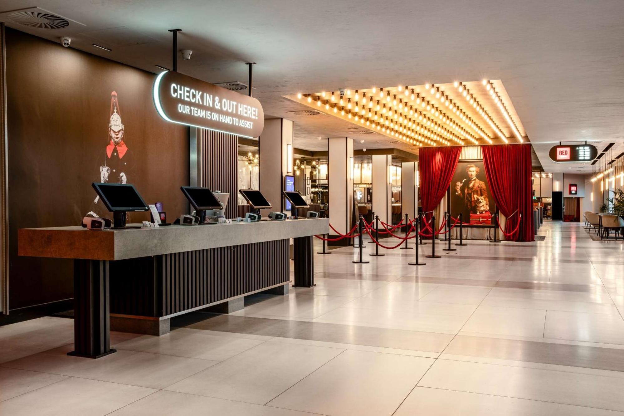 Отель Radisson Red London Heathrow Хармондсворт Экстерьер фото