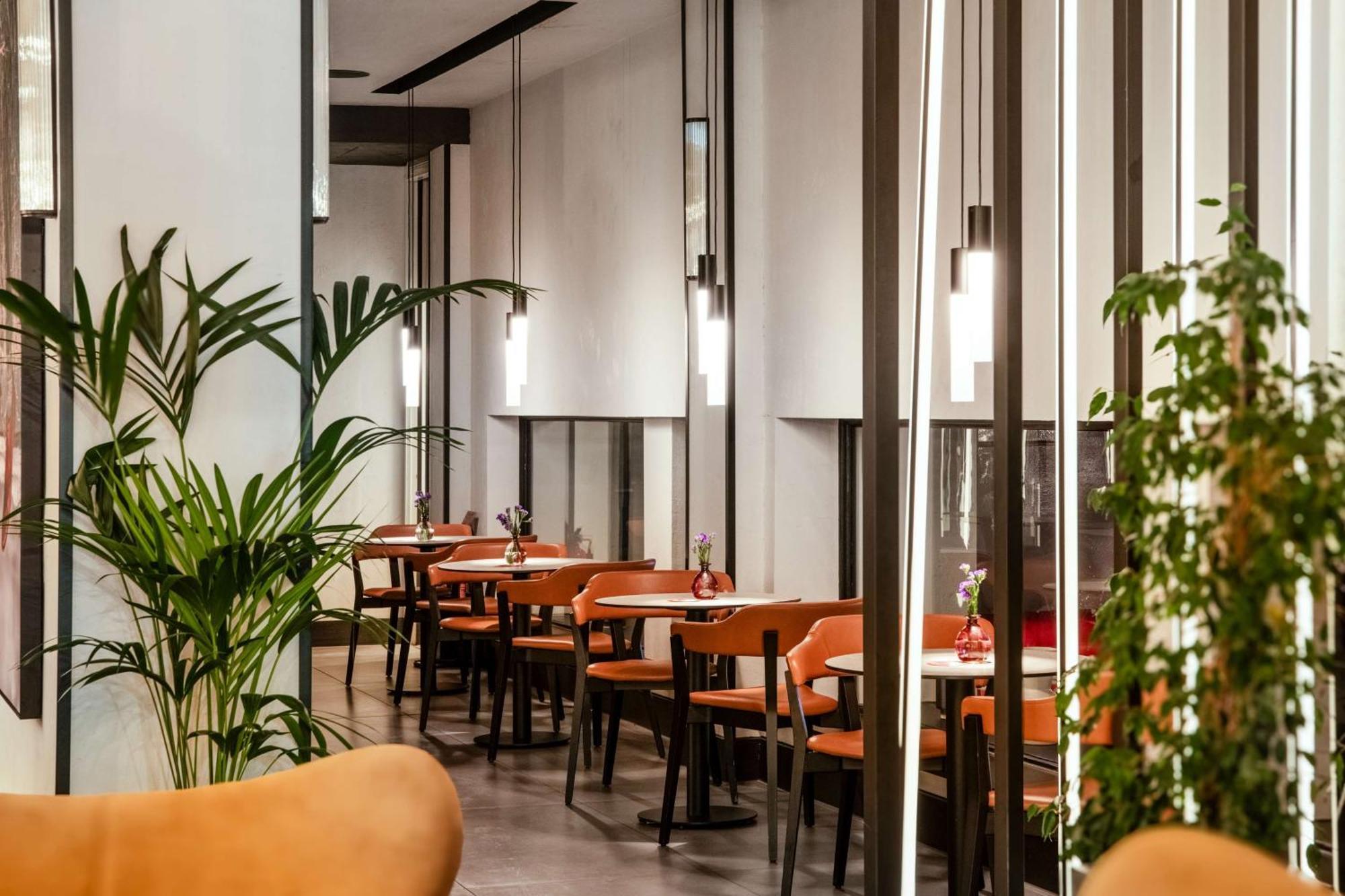 Отель Radisson Red London Heathrow Хармондсворт Экстерьер фото