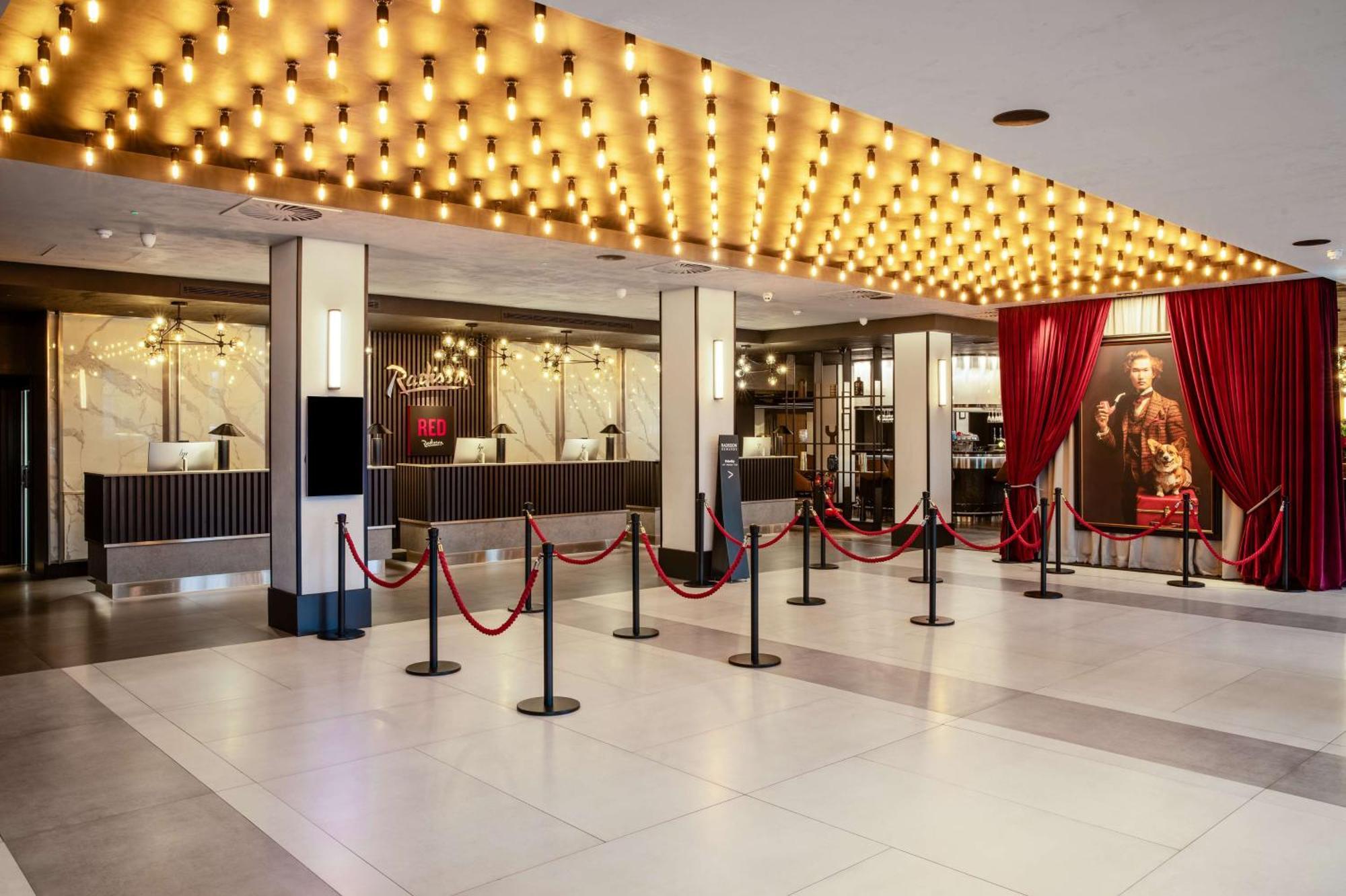 Отель Radisson Red London Heathrow Хармондсворт Экстерьер фото